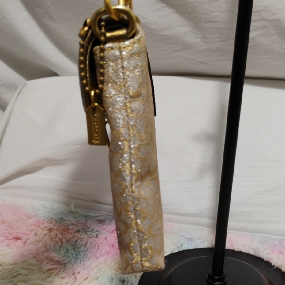 Coach Gold Shimmer
Signature Canvas Leather
Vintage Metallic chain shoulder bag - Picture 6 of 12